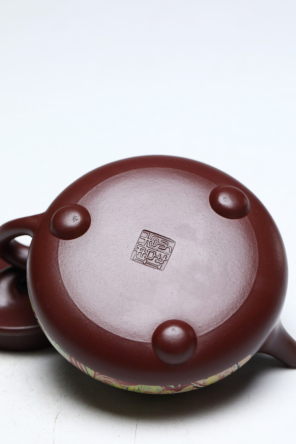 《石瓢·佛陀说法》 作者简介：李玮 中国陶瓷设计艺术大师 正高级工艺美术师 作品简介：原矿家藏紫御砂，370cc，菱形14孔出水