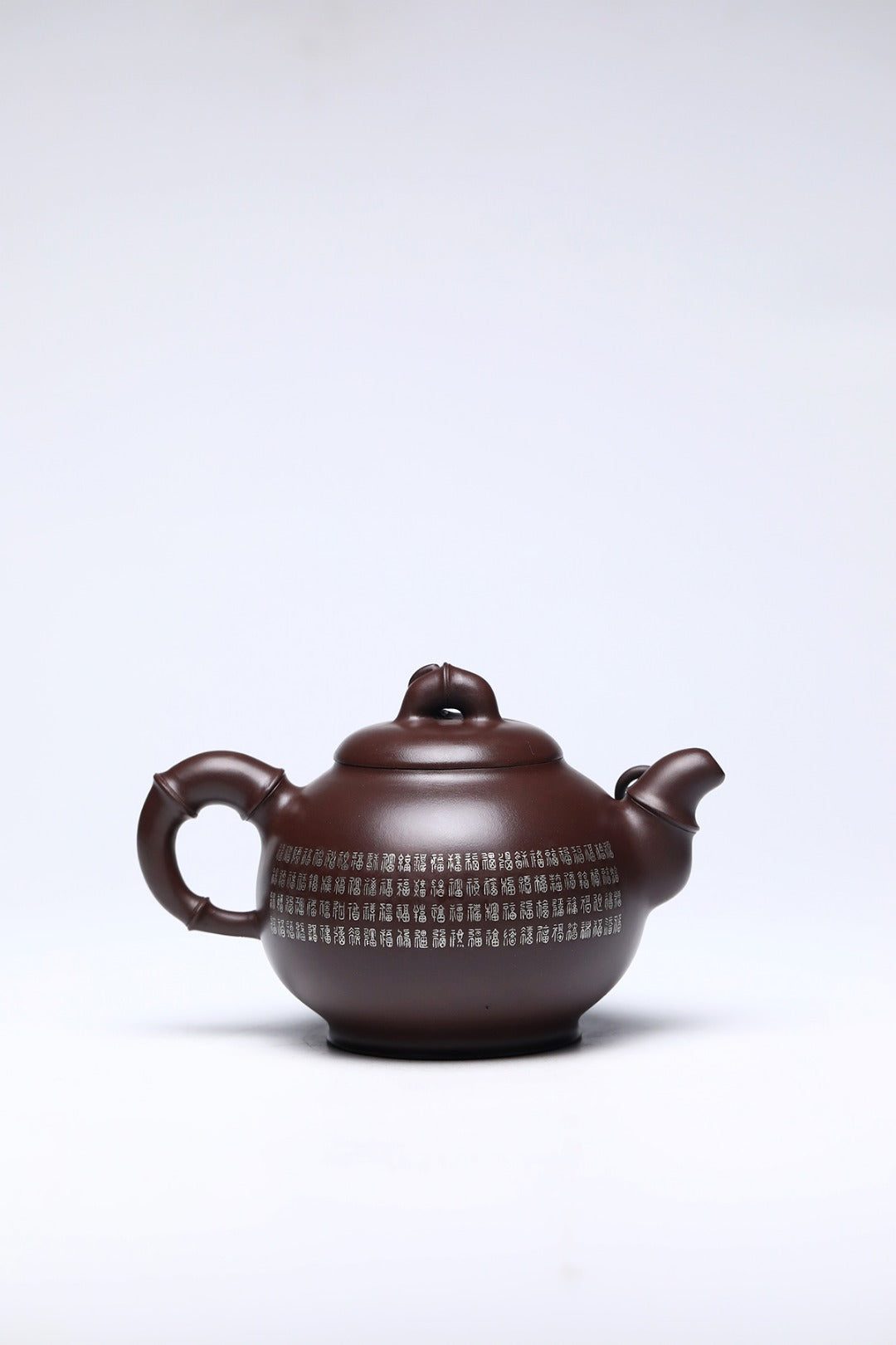 《高竹韵》 作者简介：李玮 中国陶瓷设计艺术大师 江苏省陶瓷艺术大师 江苏省陶瓷艺术名人 正高级工艺美术师 作品简介：原矿家藏百目老茄皮紫泥，580cc，菱形14孔出水