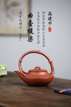 《曲竹提梁》 作者简介：高建中 研究员级高级工艺美术师&nbsp; 正高级工艺美术师 正高级乡村振兴技艺师 作品简介：原矿底槽清，500cc，菱形9孔出水