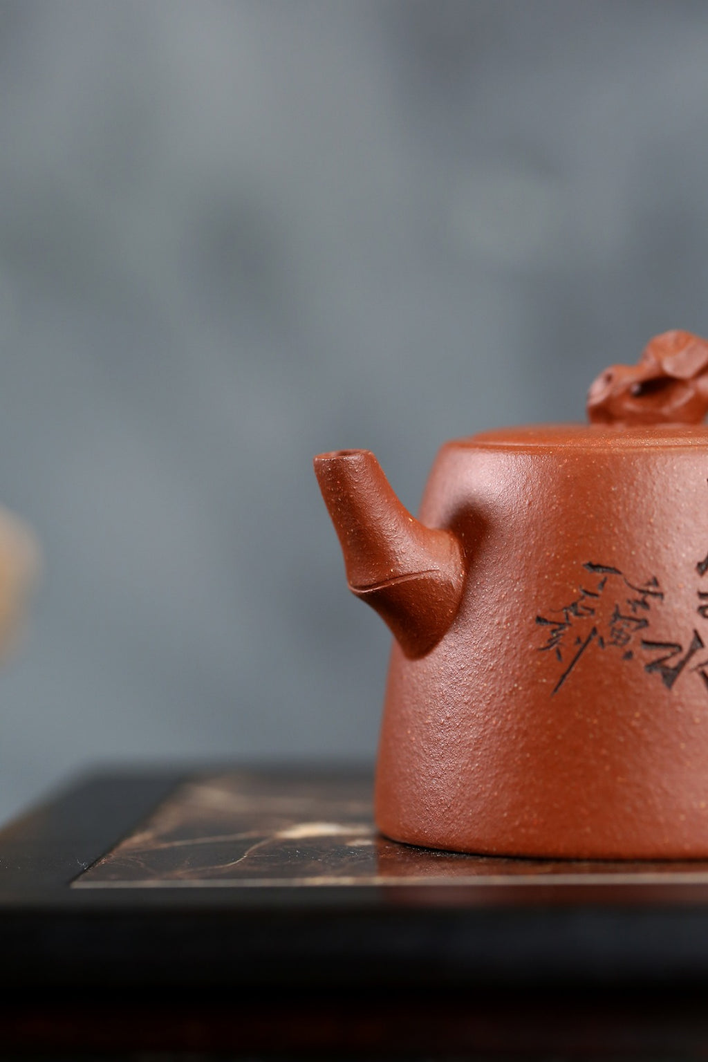 《云竹》 国家级工艺美术师 鲍玉华 原矿降坡泥，130cc。 ~此壶壶身圆柱型，以竹为主题，太湖石壶钮，题材源于自然，融天地山水之灵气