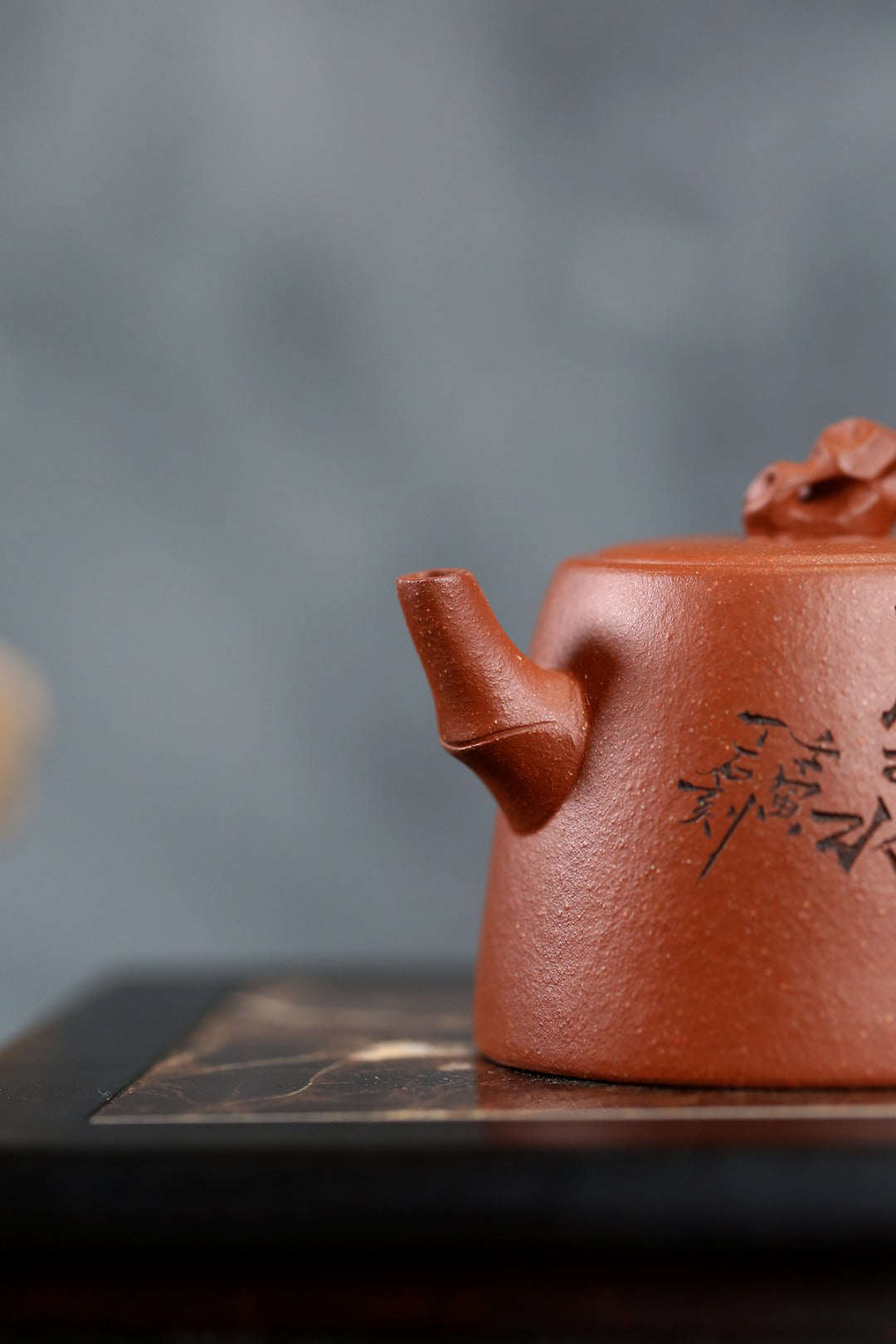 《云竹》 国家级工艺美术师 鲍玉华 原矿降坡泥，130cc。 ~此壶壶身圆柱型，以竹为主题，太湖石壶钮，题材源于自然，融天地山水之灵气