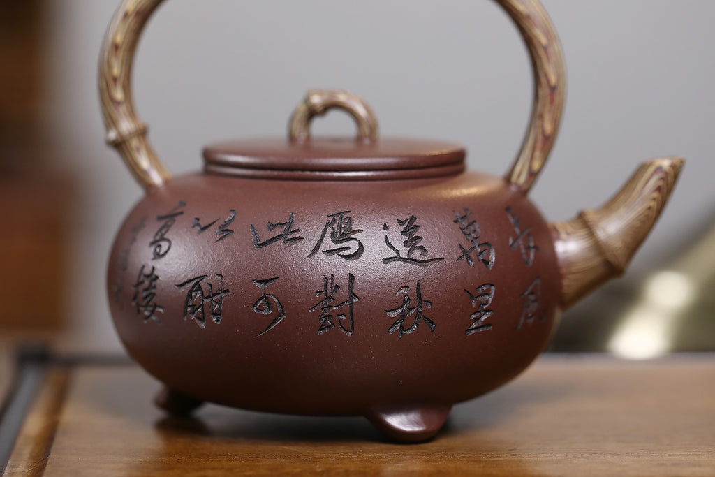 《三足提梁》 国家级工艺美术师 鲍玉华 装饰：李玮（江苏省陶瓷艺术大师，正高，徐悲鸿吴冠中画院特聘研究员。） 原矿家藏老紫泥，370cc，菱形9孔出水。