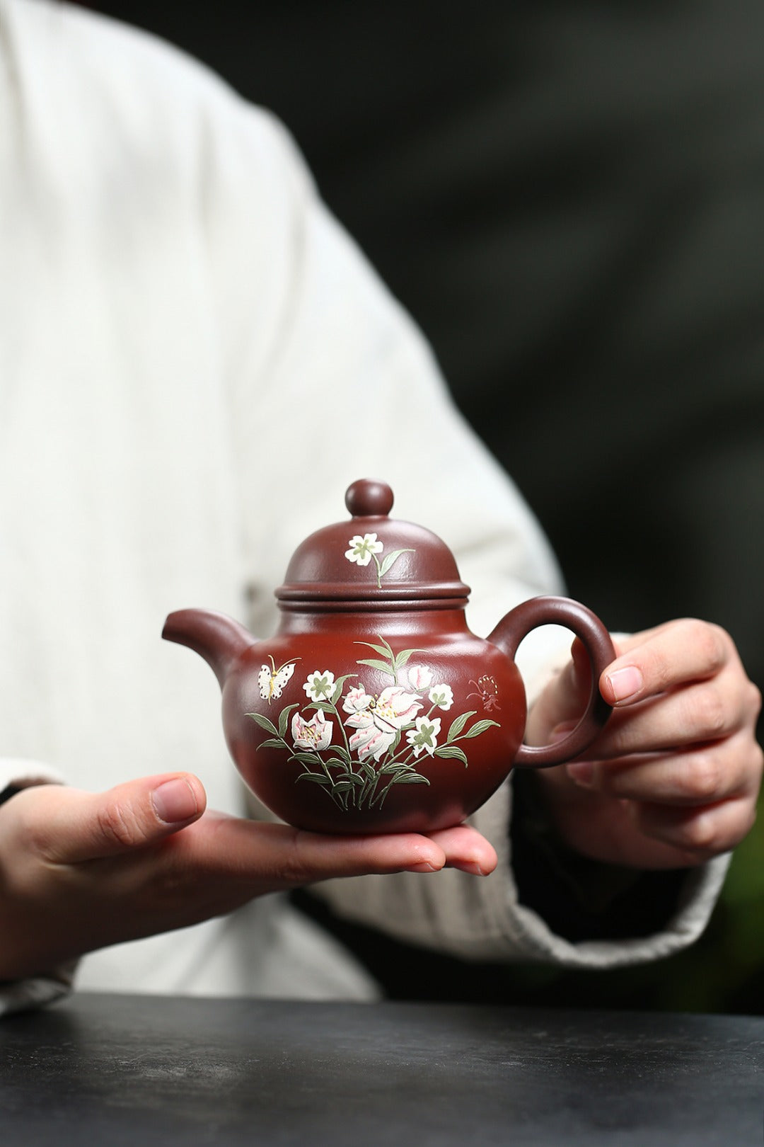 美壶推荐！！ 《掇球》 国家级工艺美术师 鲍玉华 原矿家藏老紫泥（壶身粉浆大红袍。），260cc，菱形14孔出水