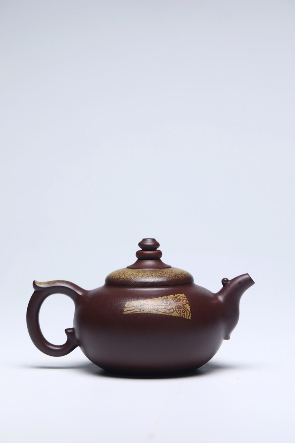 《天命玄鸟》 作者简介：李玮 正高级工艺美术师 作品简介：原矿深井极品老紫泥，390cc，并列10孔出水。