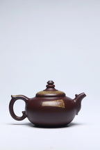 《天命玄鸟》 作者简介：李玮 正高级工艺美术师 作品简介：原矿深井极品老紫泥，390cc，并列10孔出水。