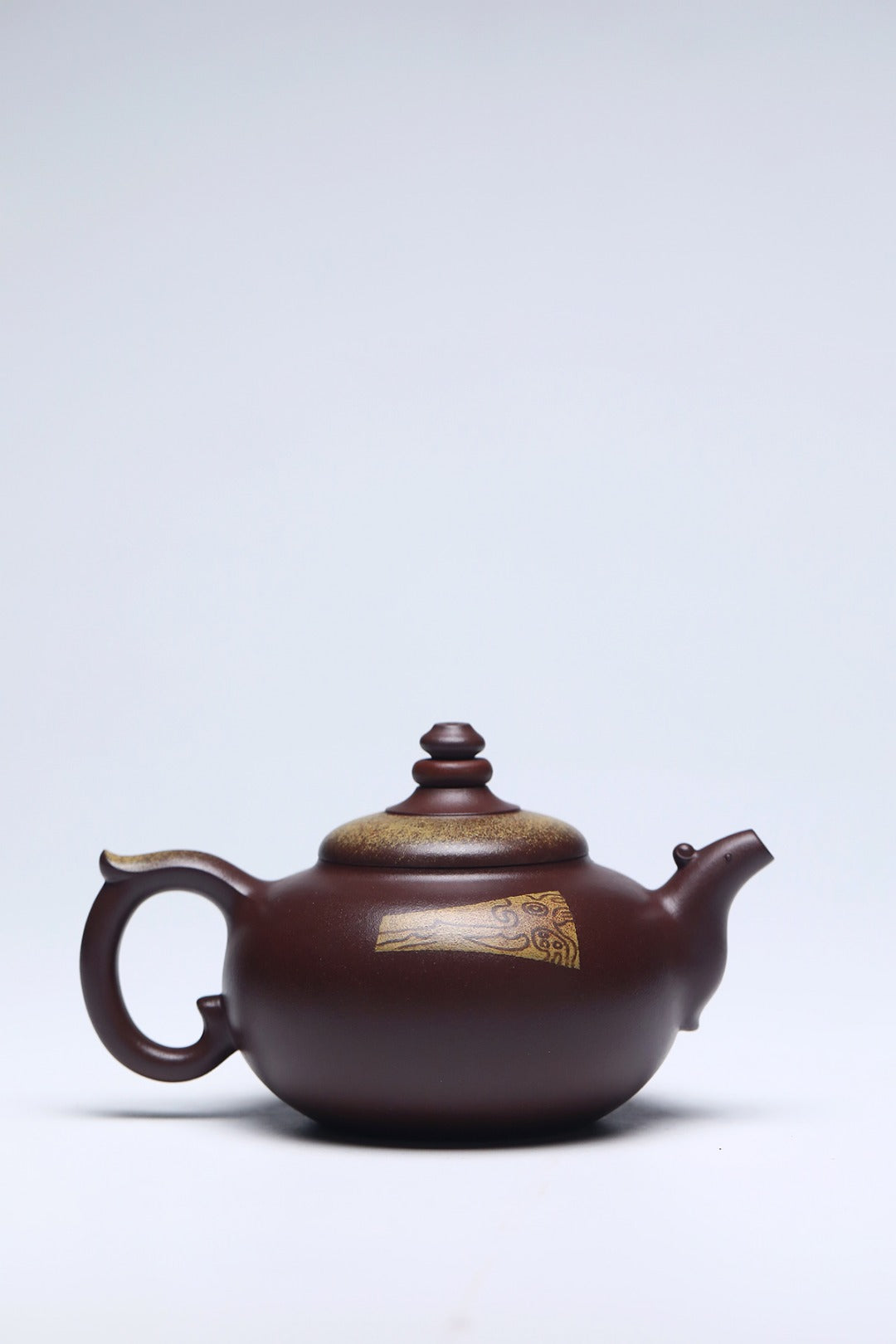 《天命玄鸟》 作者简介：李玮 正高级工艺美术师 作品简介：原矿深井极品老紫泥，390cc，并列10孔出水。