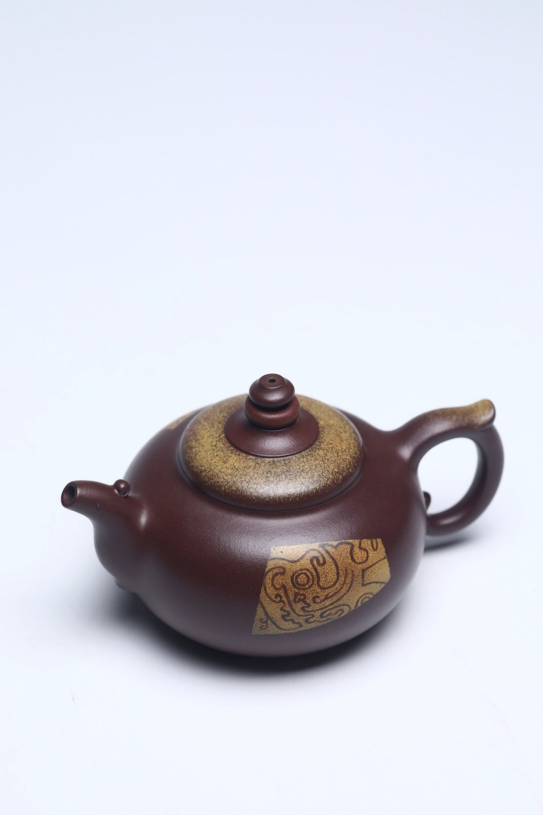 《天命玄鸟》 作者简介：李玮 正高级工艺美术师 作品简介：原矿深井极品老紫泥，390cc，并列10孔出水。