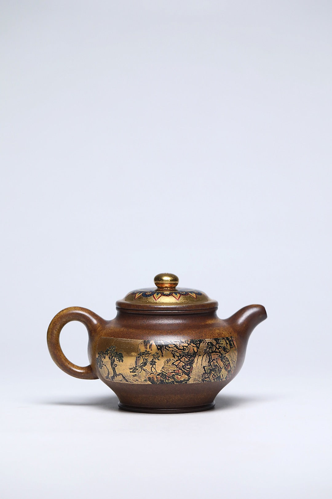 《掇只》 作者简介：李玮 中国陶瓷设计艺术大师  徐悲鸿吴冠中画院特聘研究员 作品简介：古龙窑翡翠金砂柴烧，470c，菱形16孔出水