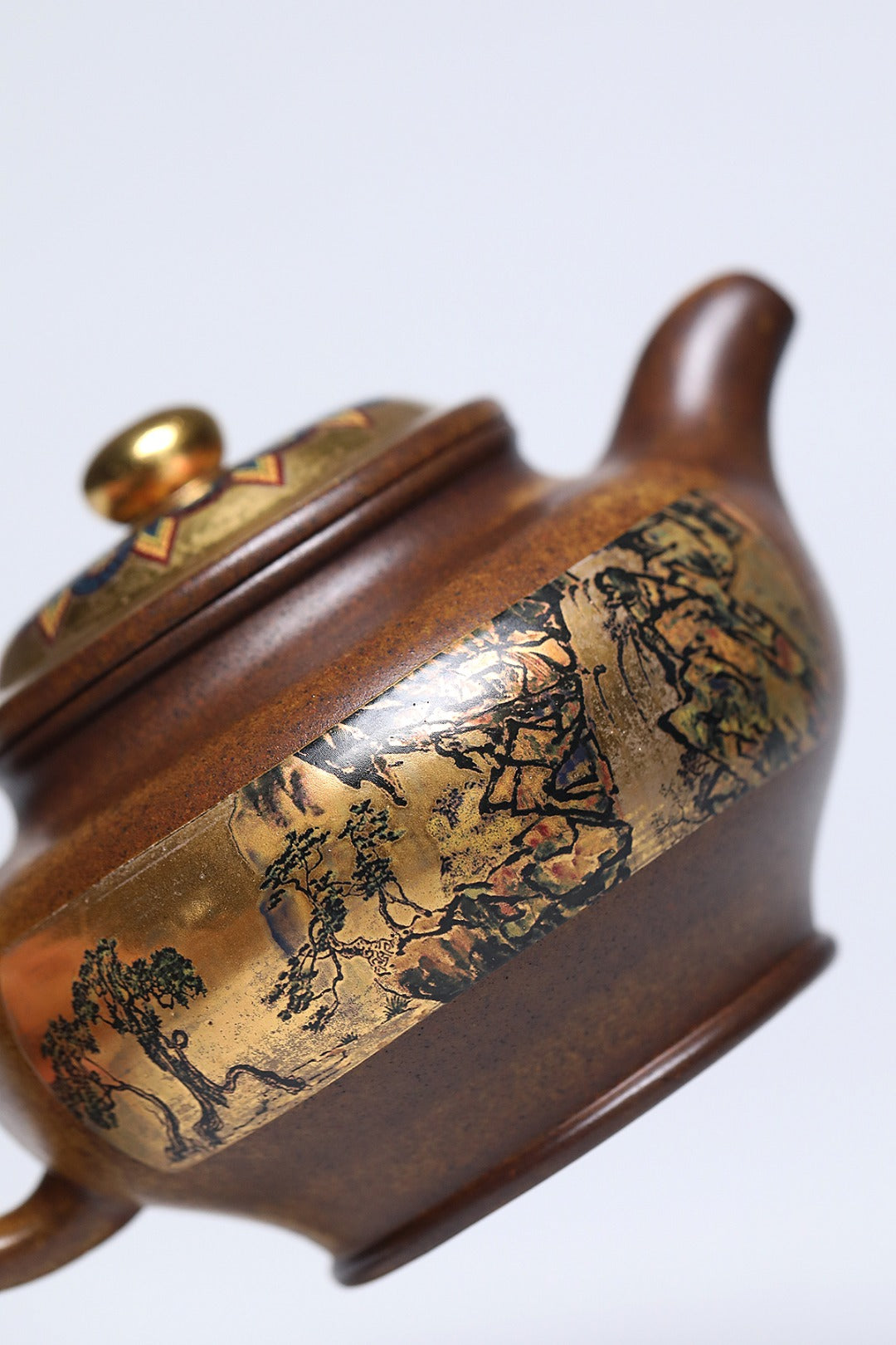 《掇只》 作者简介：李玮 中国陶瓷设计艺术大师  徐悲鸿吴冠中画院特聘研究员 作品简介：古龙窑翡翠金砂柴烧，470c，菱形16孔出水