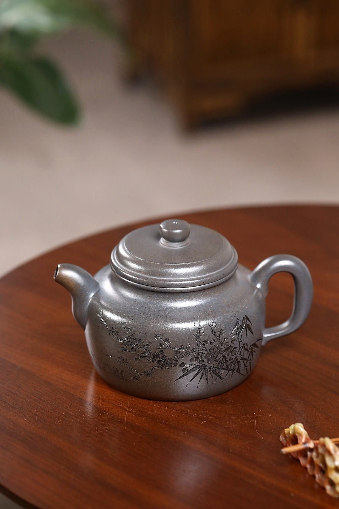 《大蕴德钟》 王敏（正高级工艺美术师） 装饰：李玮（江苏省陶瓷艺术大师)作品简介：原矿老青段烟熏还原烧，830cc，并列13孔出水