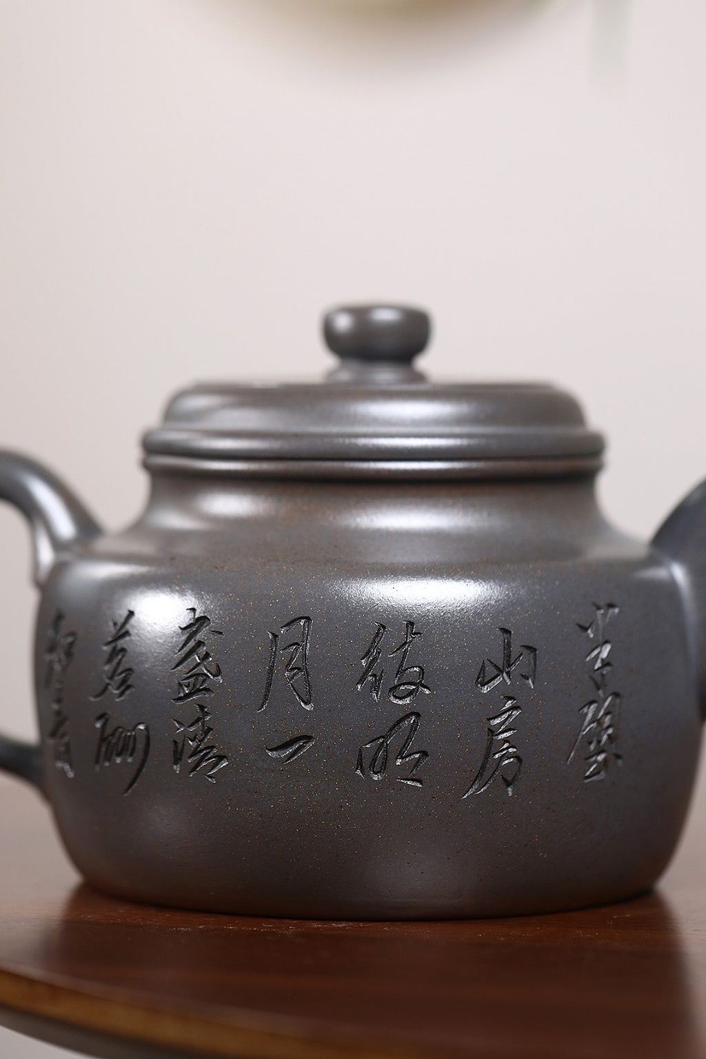 《大蕴德钟》 王敏（正高级工艺美术师） 装饰：李玮（江苏省陶瓷艺术大师)作品简介：原矿老青段烟熏还原烧，830cc，并列13孔出水