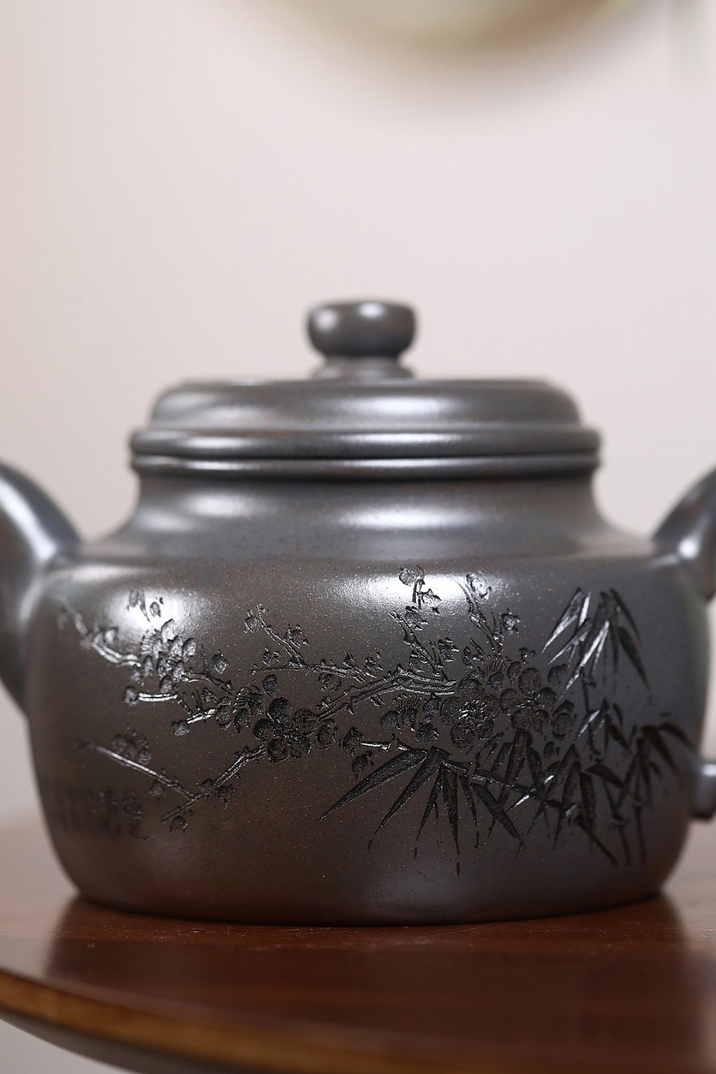 《大蕴德钟》 王敏（正高级工艺美术师） 装饰：李玮（江苏省陶瓷艺术大师)作品简介：原矿老青段烟熏还原烧，830cc，并列13孔出水