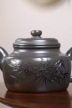 《大蕴德钟》 王敏（正高级工艺美术师） 装饰：李玮（江苏省陶瓷艺术大师)作品简介：原矿老青段烟熏还原烧，830cc，并列13孔出水