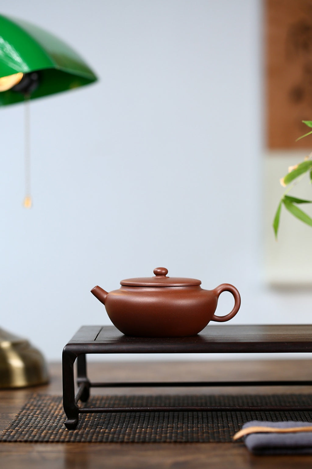 《扁晨》 国家级工艺美术师 鲍玉华 原矿文革紫泥，180cc。 ~此壶端庄朴拙的配上原矿文革紫泥的沉着稳重别有一番韵味