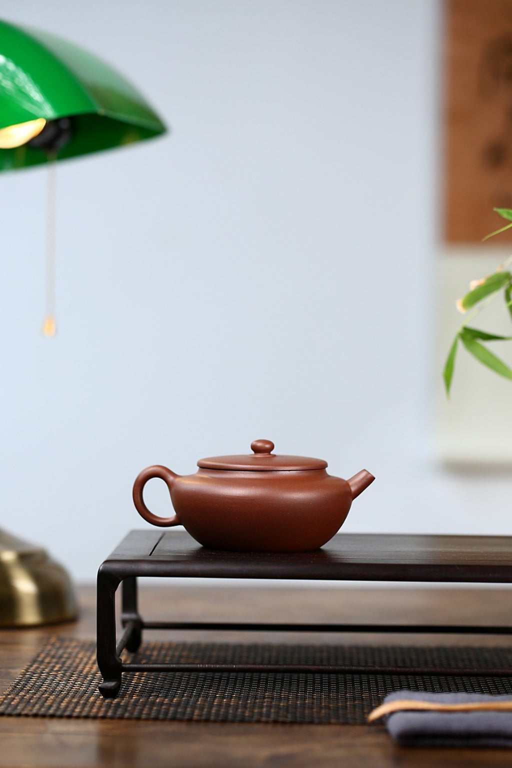 《扁晨》 国家级工艺美术师 鲍玉华 原矿文革紫泥，180cc。 ~此壶端庄朴拙的配上原矿文革紫泥的沉着稳重别有一番韵味