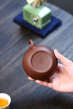 《扁晨》 国家级工艺美术师 鲍玉华 原矿文革紫泥，180cc。 ~此壶端庄朴拙的配上原矿文革紫泥的沉着稳重别有一番韵味