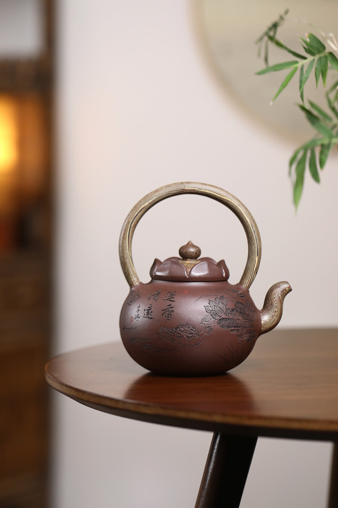 《莲香提梁》 国家级工艺美术师 鲍玉华 装饰：李玮（江苏省陶瓷艺术大师，正高)原矿家藏老紫泥，460cc，菱形9孔出水
