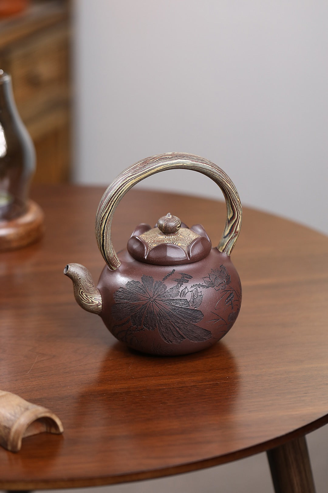 《莲香提梁》 国家级工艺美术师 鲍玉华 装饰：李玮（江苏省陶瓷艺术大师，正高)原矿家藏老紫泥，460cc，菱形9孔出水