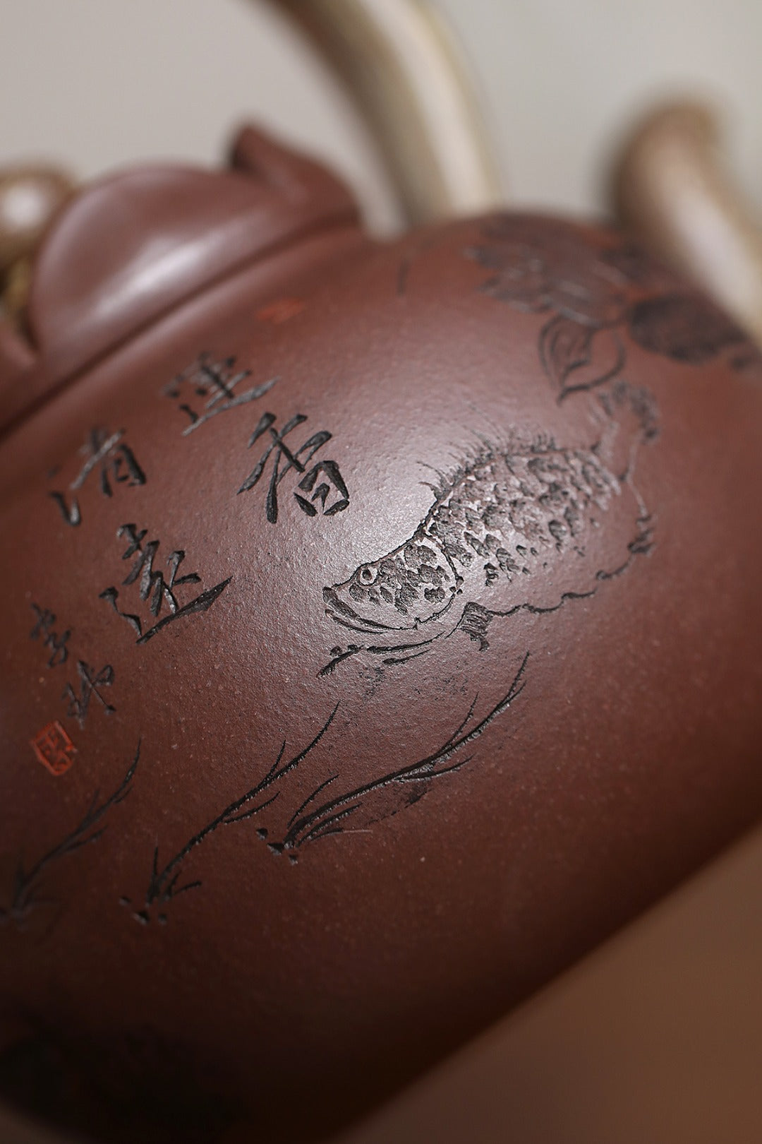 《莲香提梁》 国家级工艺美术师 鲍玉华 装饰：李玮（江苏省陶瓷艺术大师，正高)原矿家藏老紫泥，460cc，菱形9孔出水