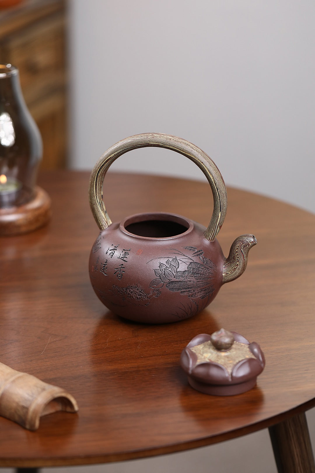 《莲香提梁》 国家级工艺美术师 鲍玉华 装饰：李玮（江苏省陶瓷艺术大师，正高)原矿家藏老紫泥，460cc，菱形9孔出水