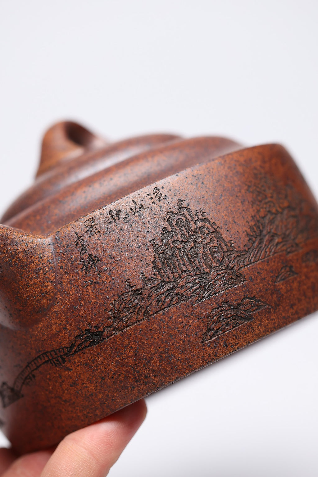 《平步青云》 王敏（正高级工艺美术师)高建中（正高级乡村振兴技艺师） 作品简介：黄龙山红皮龙古法柴火烧，470cc，菱形14孔出水。