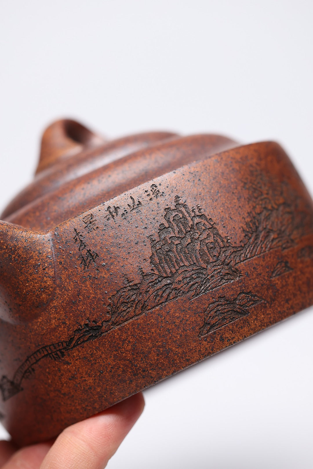 《平步青云》 王敏（正高级工艺美术师)高建中（正高级乡村振兴技艺师） 作品简介：黄龙山红皮龙古法柴火烧，470cc，菱形14孔出水。