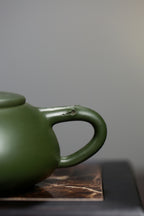 《松鼠葡萄》 国家级高级工艺美术师 蒋亚平 原矿民国绿泥，260cc，菱形9孔出水