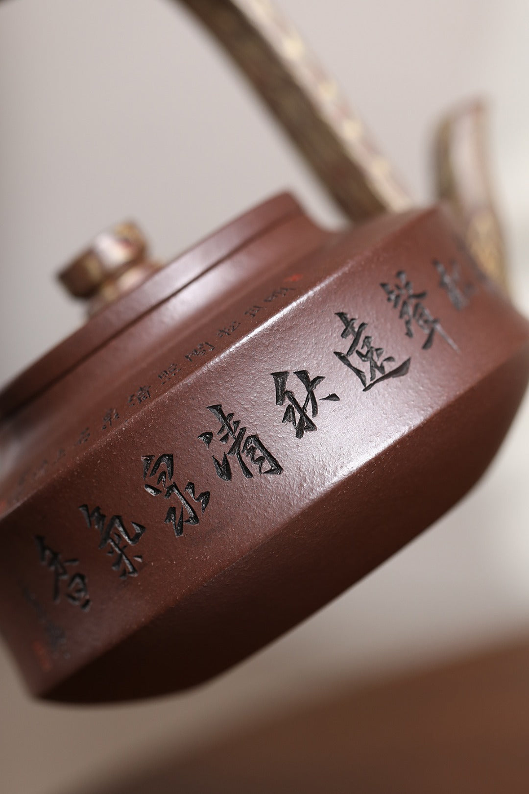 《提璧》 国家级工艺美术师 鲍玉华 装饰：李玮（江苏省陶瓷艺术大师，正高)原矿家藏老紫泥，330cc，菱形9孔出水