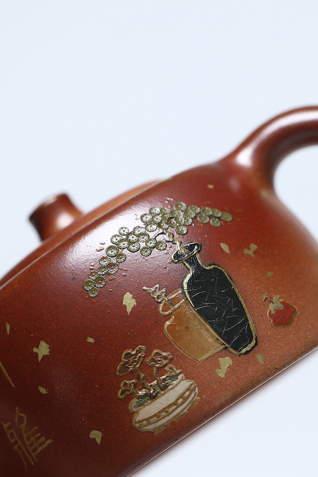 《高雅天际》 作者简介：李玮 中国陶瓷设计艺术大师 江苏省陶瓷艺术大师 江苏省陶瓷艺术名人 正高级工艺美术师 作品简介：大吉羊龙窑胭脂红柴烧，350cc，内推球孔出水