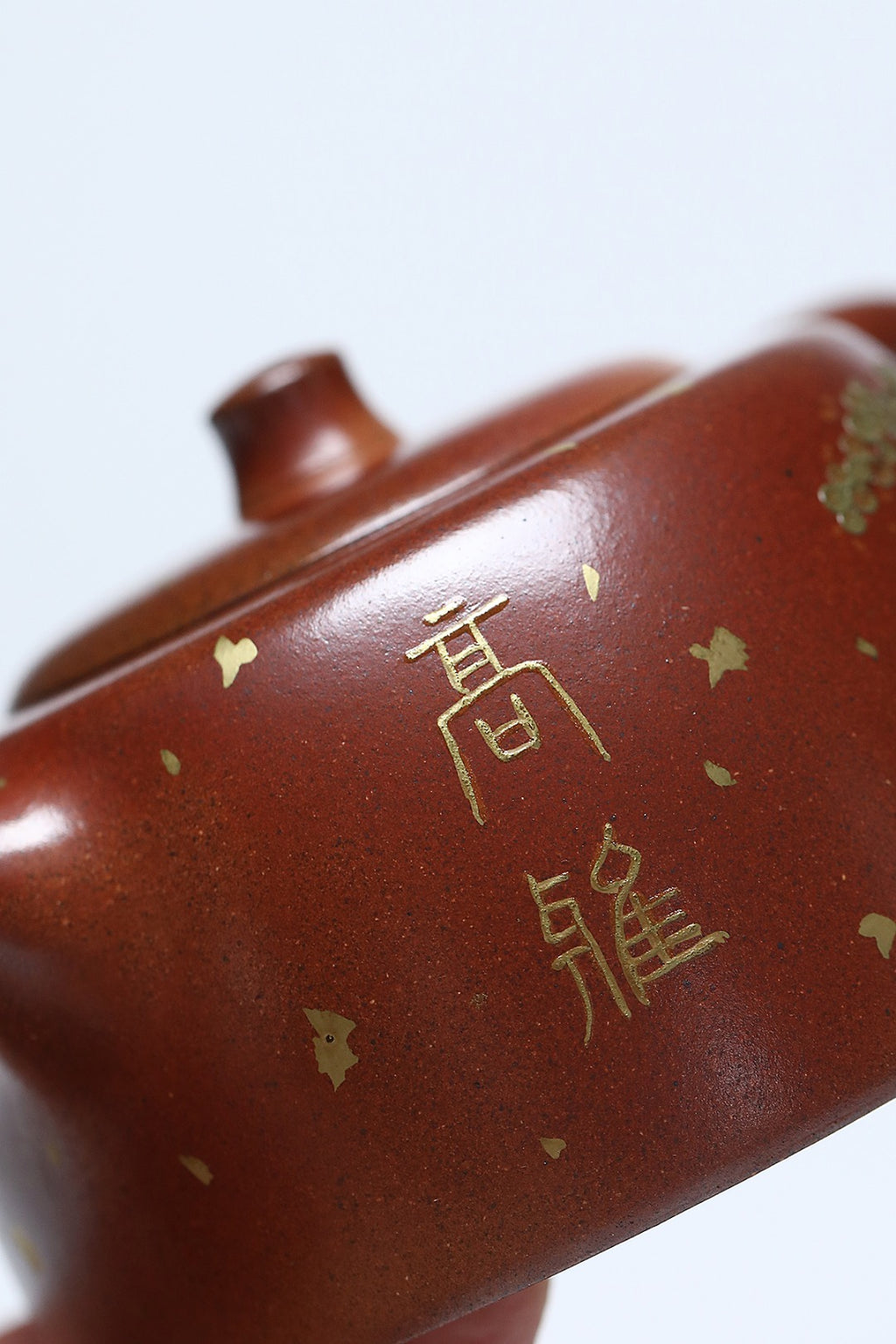《高雅天际》 作者简介：李玮 中国陶瓷设计艺术大师 江苏省陶瓷艺术大师 江苏省陶瓷艺术名人 正高级工艺美术师 作品简介：大吉羊龙窑胭脂红柴烧，350cc，内推球孔出水