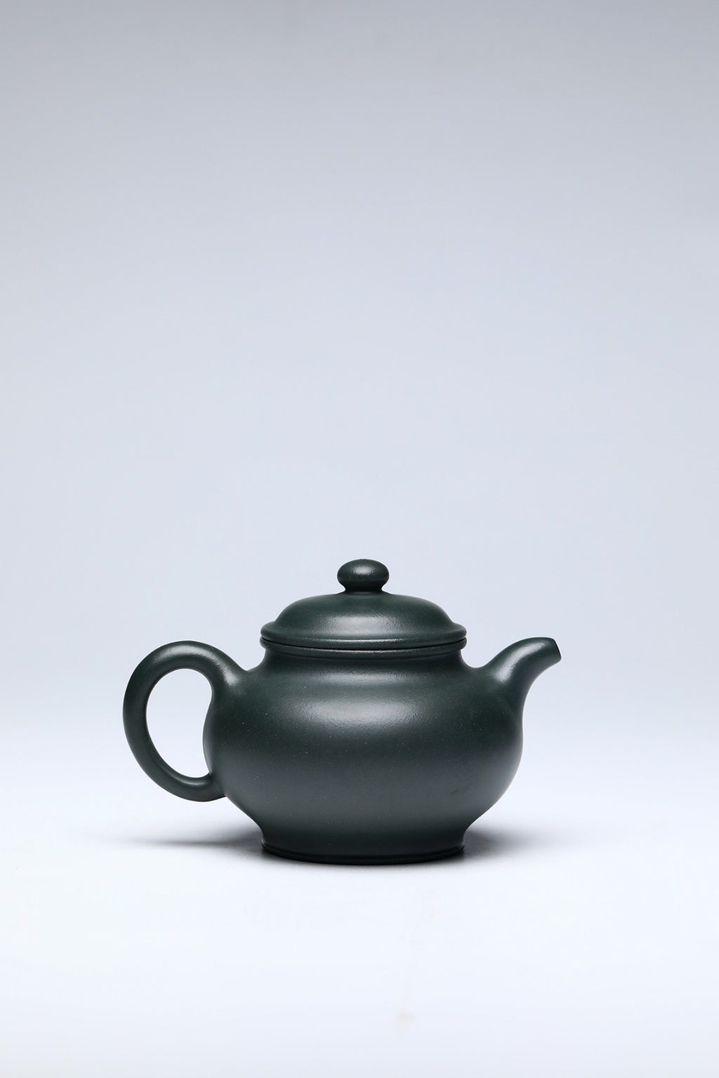 《祥龙掇只》 作者简介：李玮 中国陶瓷设计艺术大师 江苏省陶瓷艺术大师 江苏省陶瓷艺术名人 正高级工艺美术师 作品简介：原矿家藏老绿泥，340cc，菱形14孔出水