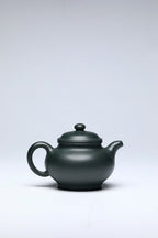 《祥龙掇只》 作者简介：李玮 中国陶瓷设计艺术大师 江苏省陶瓷艺术大师 江苏省陶瓷艺术名人 正高级工艺美术师 作品简介：原矿家藏老绿泥，340cc，菱形14孔出水