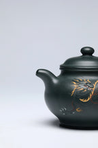 《祥龙掇只》 作者简介：李玮 中国陶瓷设计艺术大师 江苏省陶瓷艺术大师 江苏省陶瓷艺术名人 正高级工艺美术师 作品简介：原矿家藏老绿泥，340cc，菱形14孔出水