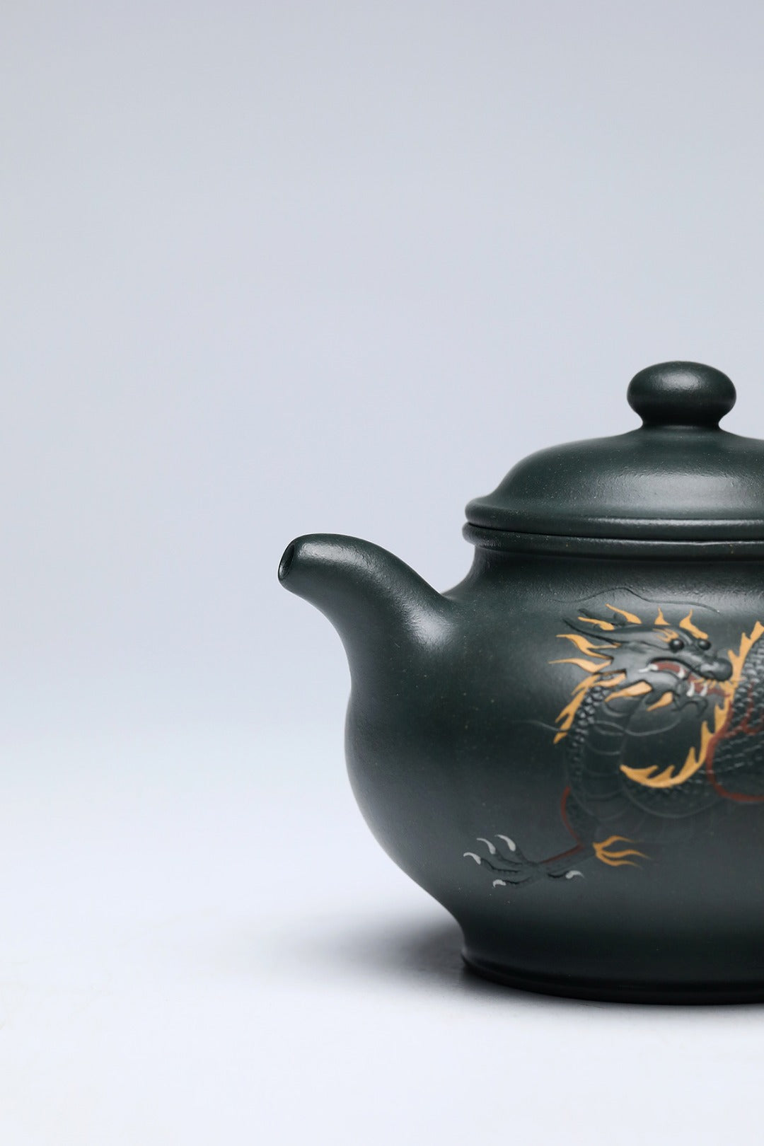 《祥龙掇只》 作者简介：李玮 中国陶瓷设计艺术大师 江苏省陶瓷艺术大师 江苏省陶瓷艺术名人 正高级工艺美术师 作品简介：原矿家藏老绿泥，340cc，菱形14孔出水