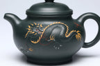 《祥龙掇只》 作者简介：李玮 中国陶瓷设计艺术大师 江苏省陶瓷艺术大师 江苏省陶瓷艺术名人 正高级工艺美术师 作品简介：原矿家藏老绿泥，340cc，菱形14孔出水