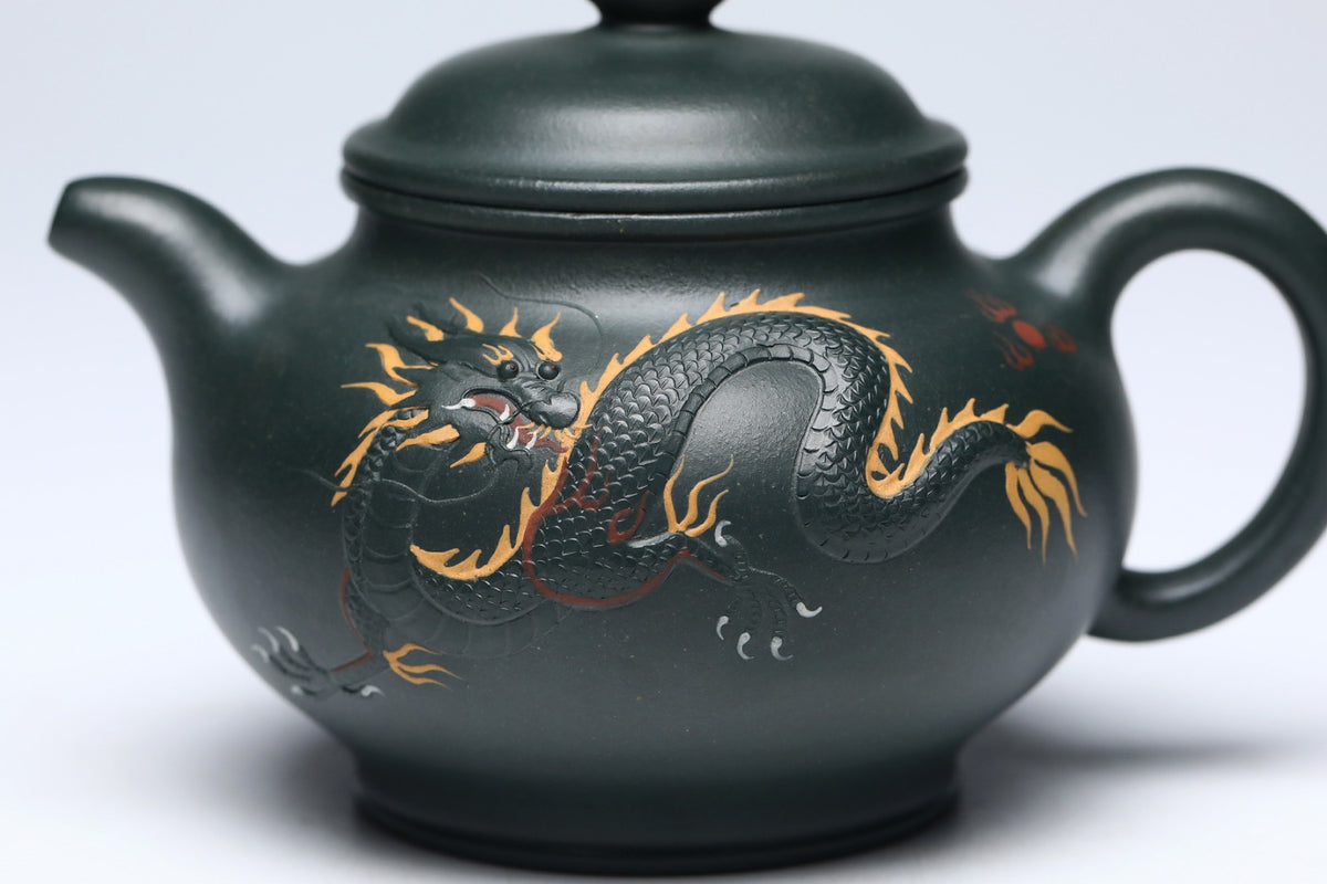 《祥龙掇只》 作者简介：李玮 中国陶瓷设计艺术大师 江苏省陶瓷艺术大师 江苏省陶瓷艺术名人 正高级工艺美术师 作品简介：原矿家藏老绿泥，340cc，菱形14孔出水