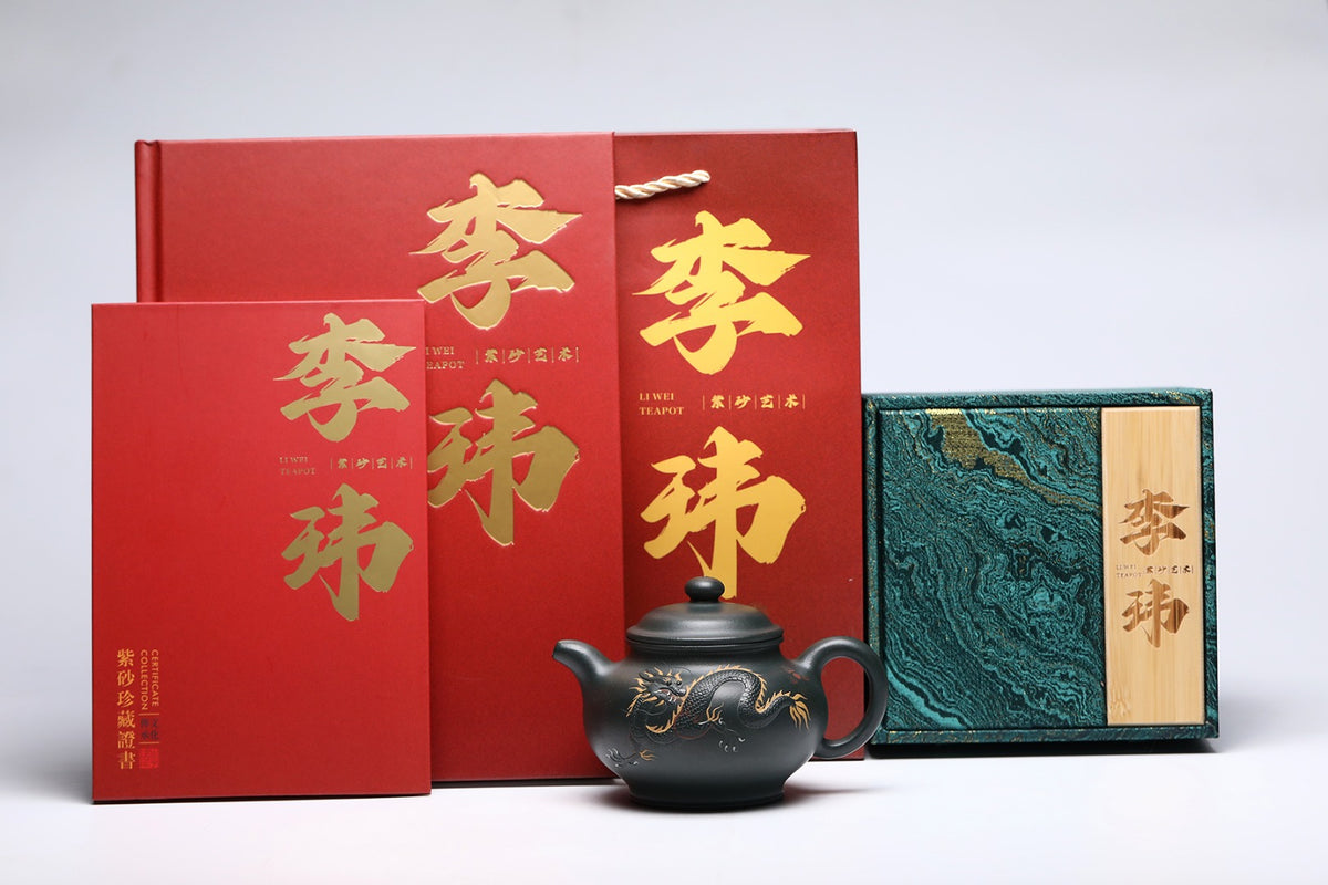 《祥龙掇只》 作者简介：李玮 中国陶瓷设计艺术大师 江苏省陶瓷艺术大师 江苏省陶瓷艺术名人 正高级工艺美术师 作品简介：原矿家藏老绿泥，340cc，菱形14孔出水