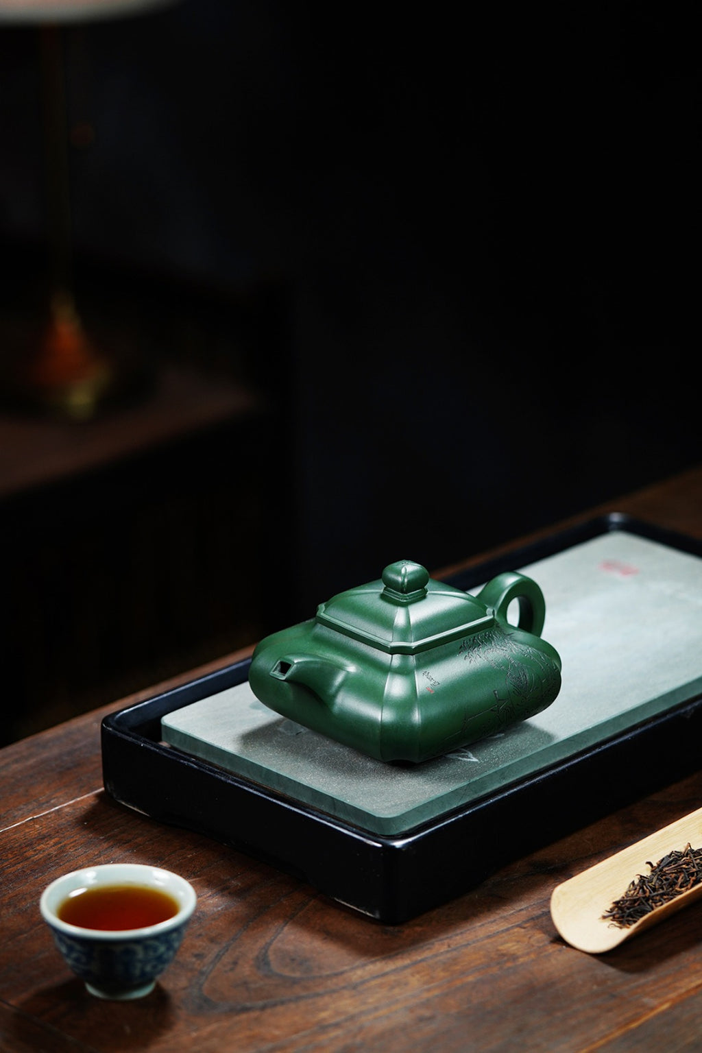 《四方抽角虚扁》 作者简介：高建中 研究员级高级工艺美术师 正高级工艺美术师 正高级乡村振兴技艺师 作品简介：原矿民国绿泥，430cc，并列9孔出水