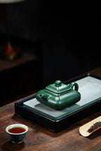 《四方抽角虚扁》 作者简介：高建中 研究员级高级工艺美术师 正高级工艺美术师 正高级乡村振兴技艺师 作品简介：原矿民国绿泥，430cc，并列9孔出水