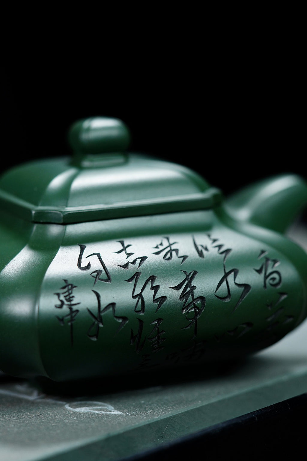 《四方抽角虚扁》 作者简介：高建中 研究员级高级工艺美术师 正高级工艺美术师 正高级乡村振兴技艺师 作品简介：原矿民国绿泥，430cc，并列9孔出水