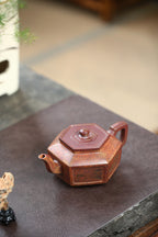 《六方壶》 国家级高级工艺美术师 &nbsp;蒋亚平 原矿龙骨金砂，310cc。 ~此壶为规整的六方壶型制作，比例精准，线条紧凑流畅，整体一气呵成