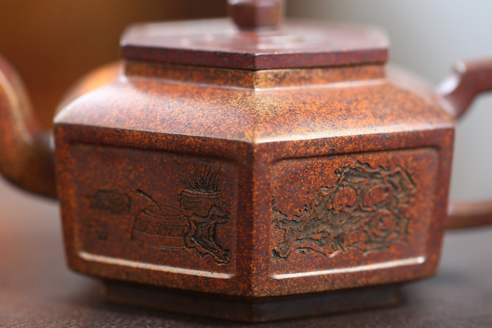 《六方壶》 国家级高级工艺美术师 &nbsp;蒋亚平 原矿龙骨金砂，310cc。 ~此壶为规整的六方壶型制作，比例精准，线条紧凑流畅，整体一气呵成