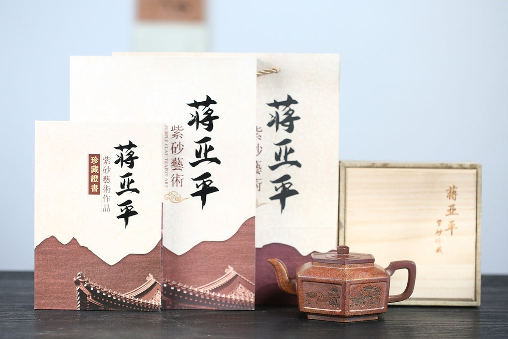 《六方壶》 国家级高级工艺美术师 &nbsp;蒋亚平 原矿龙骨金砂，310cc。 ~此壶为规整的六方壶型制作，比例精准，线条紧凑流畅，整体一气呵成