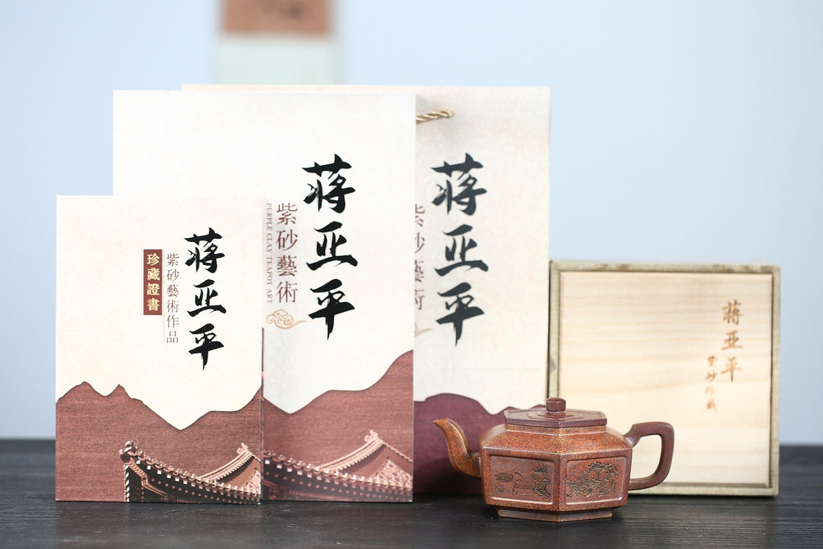 《六方壶》 国家级高级工艺美术师 &nbsp;蒋亚平 原矿龙骨金砂，310cc。 ~此壶为规整的六方壶型制作，比例精准，线条紧凑流畅，整体一气呵成