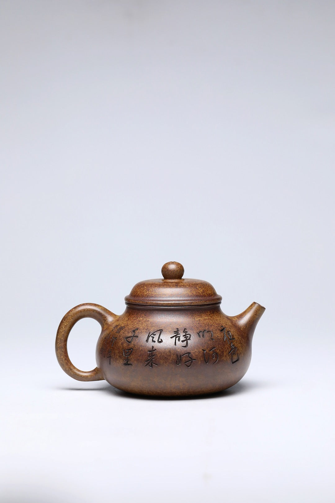 《容天》 作者简介：李玮 中国陶瓷设计艺术大师 江苏省陶瓷艺术大师 江苏省陶瓷艺术名人 正高级工艺美术师 作品简介：原矿大吉羊龙窑柴烧翡翠金砂，520cc，菱形14孔出水