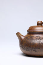 《容天》 作者简介：李玮 中国陶瓷设计艺术大师 江苏省陶瓷艺术大师 江苏省陶瓷艺术名人 正高级工艺美术师 作品简介：原矿大吉羊龙窑柴烧翡翠金砂，520cc，菱形14孔出水