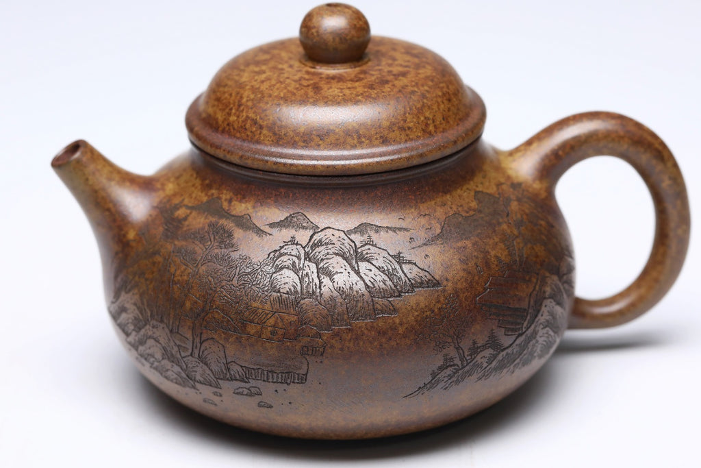 《容天》 作者简介：李玮 中国陶瓷设计艺术大师 江苏省陶瓷艺术大师 江苏省陶瓷艺术名人 正高级工艺美术师 作品简介：原矿大吉羊龙窑柴烧翡翠金砂，520cc，菱形14孔出水