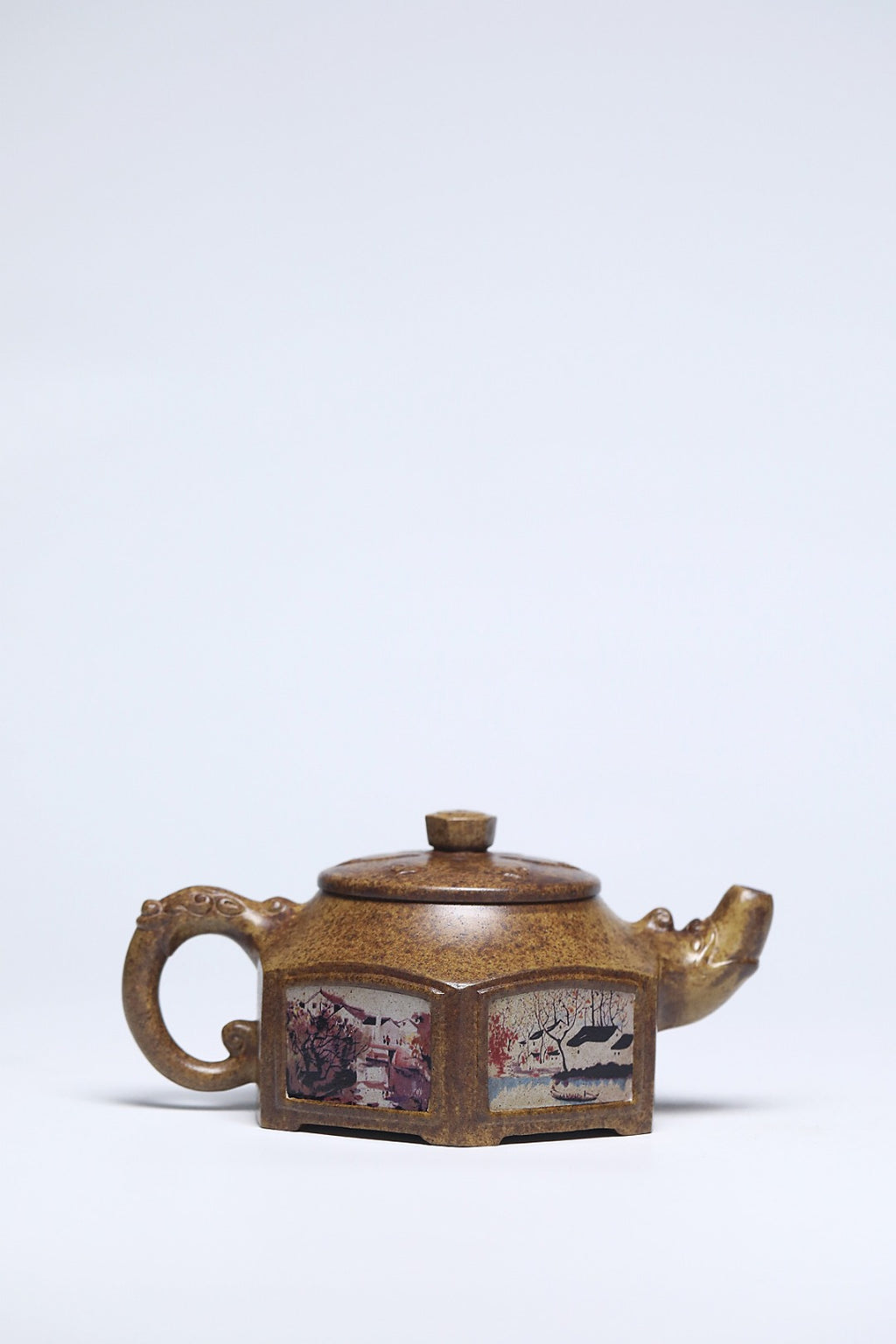 《江南春景》 作者简介：李玮 中国陶瓷设计艺术大师 江苏省陶瓷艺术大师 正高级工艺美术师原矿古龙窑柴烧翡翠金砂，470cc，菱形14孔出水