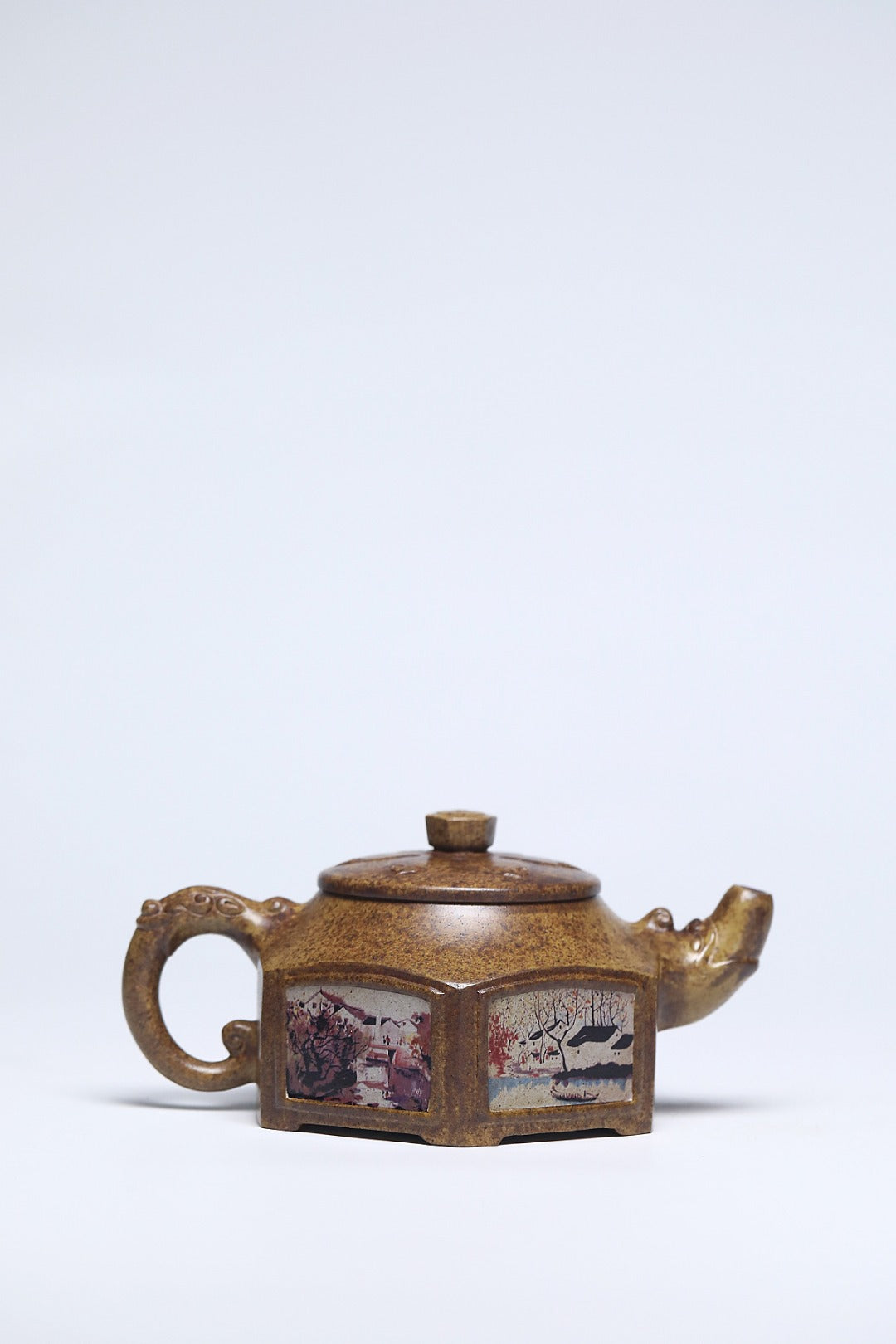 《江南春景》 作者简介：李玮 中国陶瓷设计艺术大师 江苏省陶瓷艺术大师 正高级工艺美术师原矿古龙窑柴烧翡翠金砂，470cc，菱形14孔出水