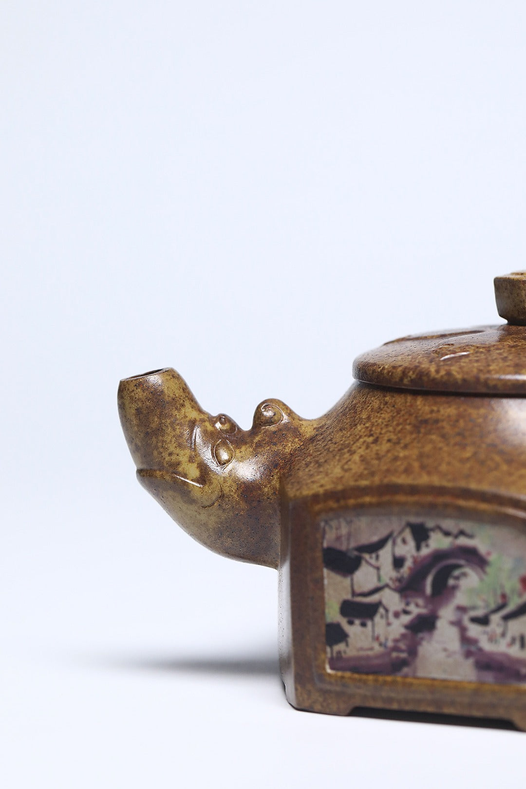 《江南春景》 作者简介：李玮 中国陶瓷设计艺术大师 江苏省陶瓷艺术大师 正高级工艺美术师原矿古龙窑柴烧翡翠金砂，470cc，菱形14孔出水
